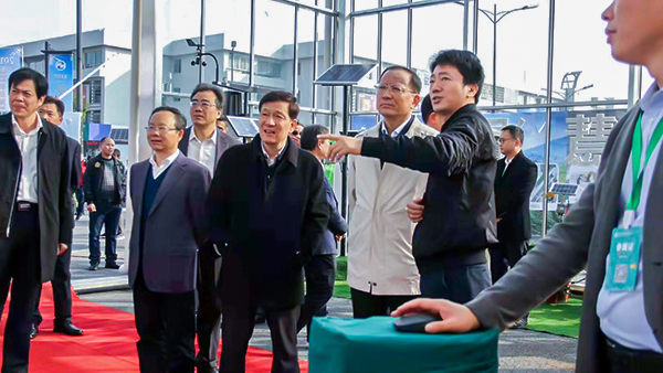浙江省人大常委會(huì)副主任、省總工會(huì)主席史濟(jì)錫詳細(xì)詢問(wèn)省農(nóng)業(yè)信息化建設(shè)情況