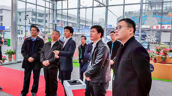 浙江省政協(xié)副主席、黨組成員黃旭明蒞臨展位聽(tīng)取浙江省數(shù)字農(nóng)業(yè)系統(tǒng)介紹匯報(bào)