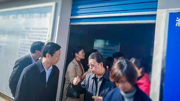 全國農(nóng)技推廣中心王福祥副主任、江西農(nóng)業(yè)農(nóng)村廳劉光華副廳長就水肥一體化系統(tǒng)做深入交流